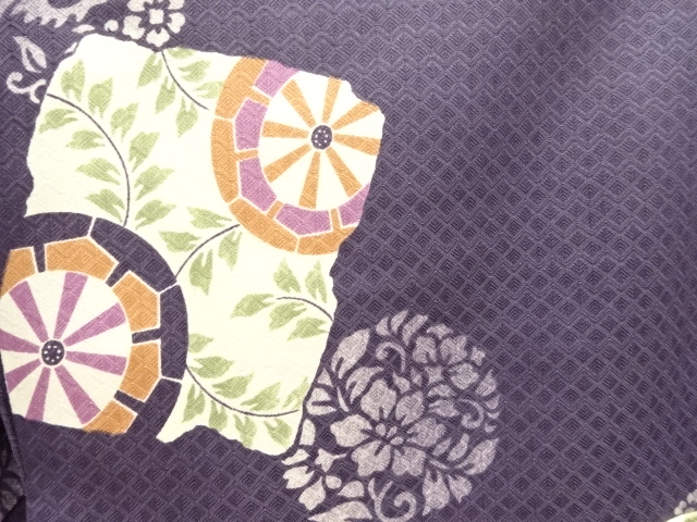  破れ色紙に源氏車模様小紋着物